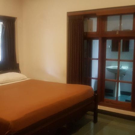 Krowi Inn Surabaya Exterior foto