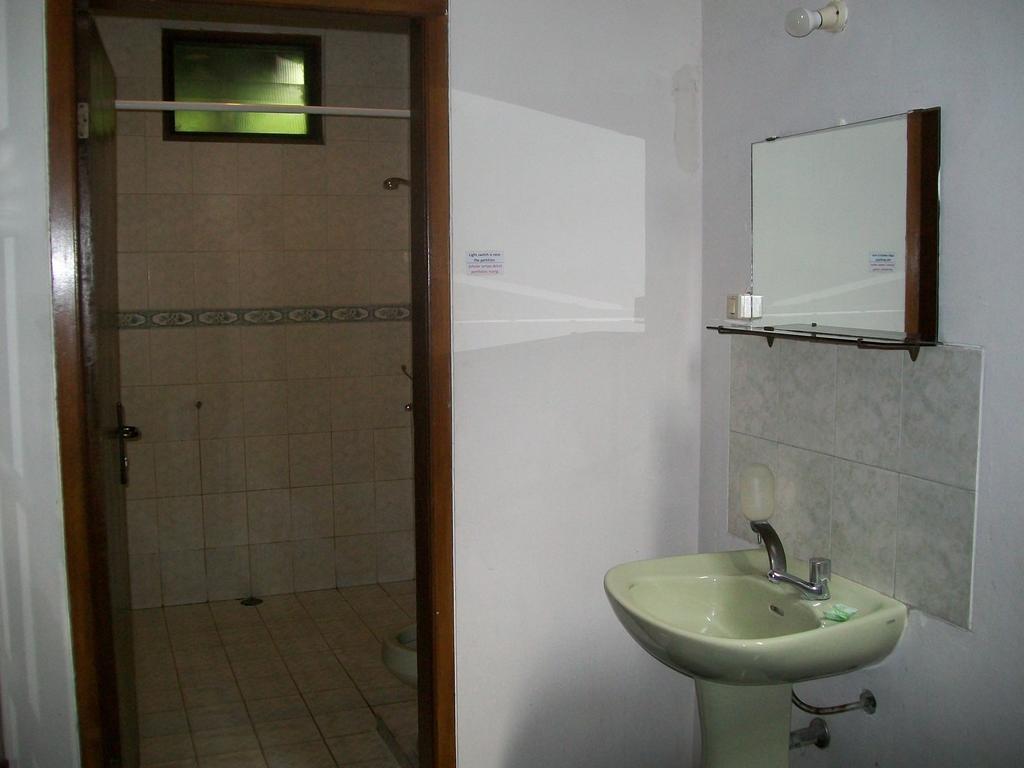 Krowi Inn Surabaya Zimmer foto