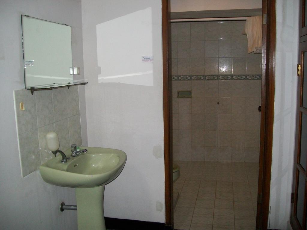 Krowi Inn Surabaya Zimmer foto