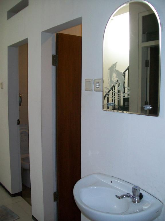 Krowi Inn Surabaya Zimmer foto