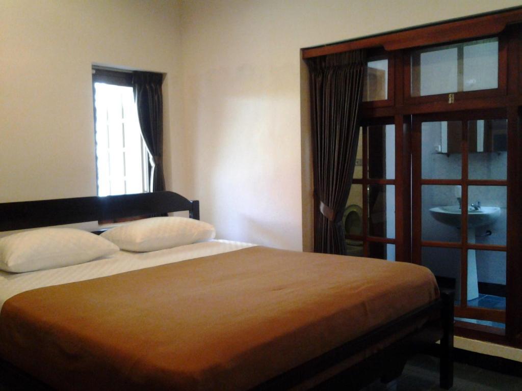 Krowi Inn Surabaya Exterior foto
