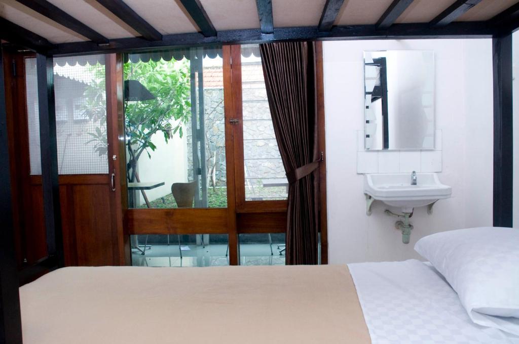 Krowi Inn Surabaya Zimmer foto