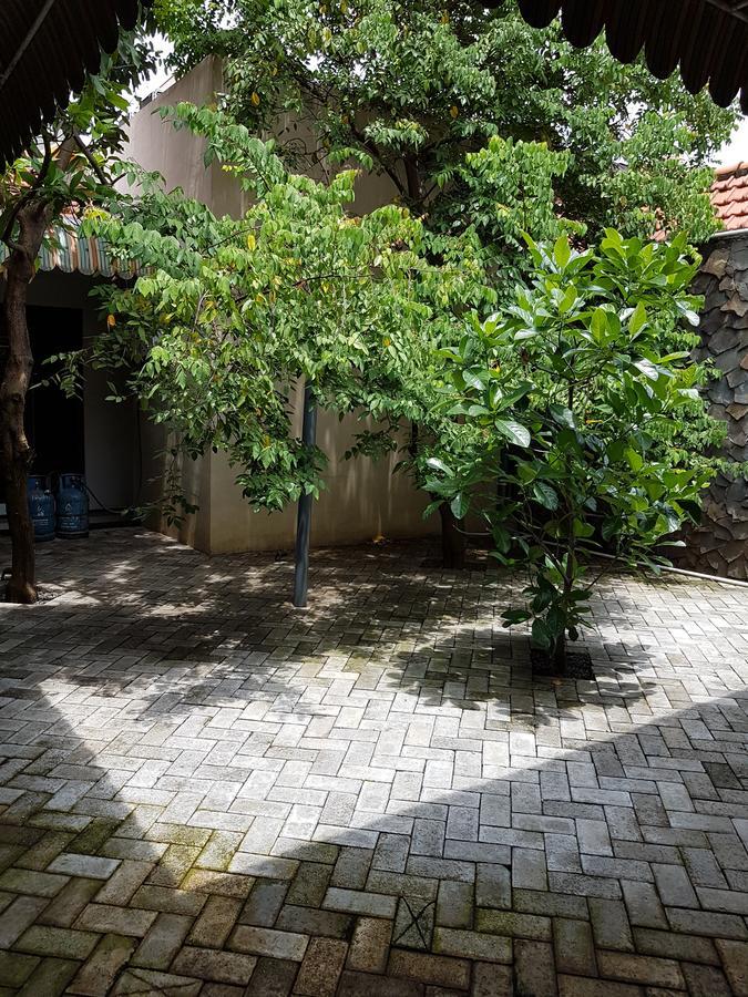 Krowi Inn Surabaya Exterior foto