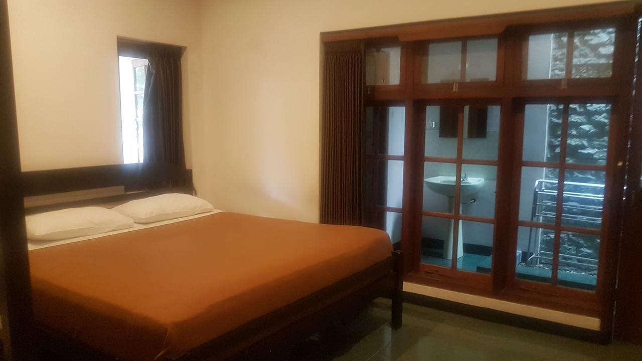 Krowi Inn Surabaya Exterior foto